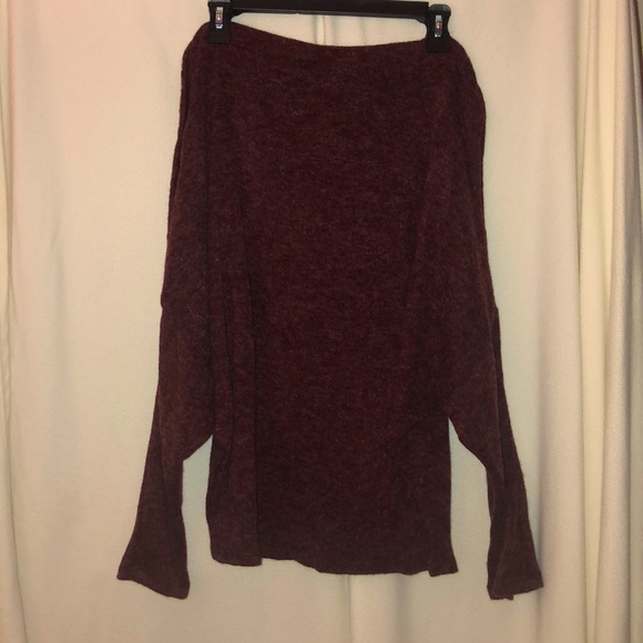 MAROON BUTTON ACCENT TOP - Medium - Picture 2 of 5